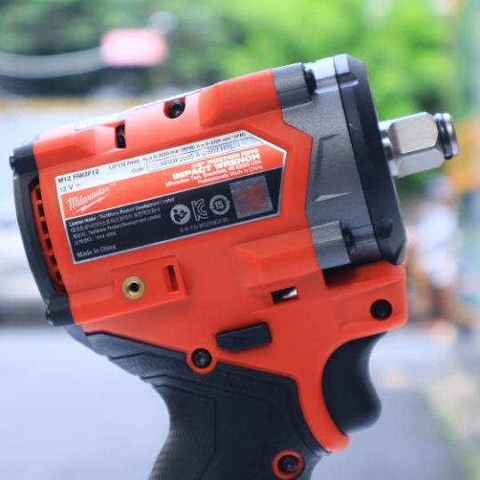 Máy siết bu lông Milwaukee M12 FIW2F12